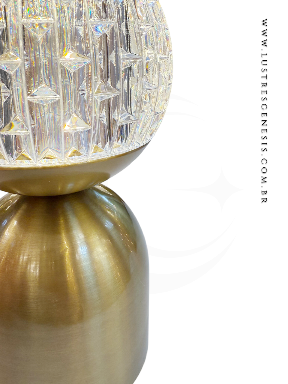 Luminária de mesa com luz LED, base dourada e globo de cristal texturizado, para um toque de luxo na decoração.